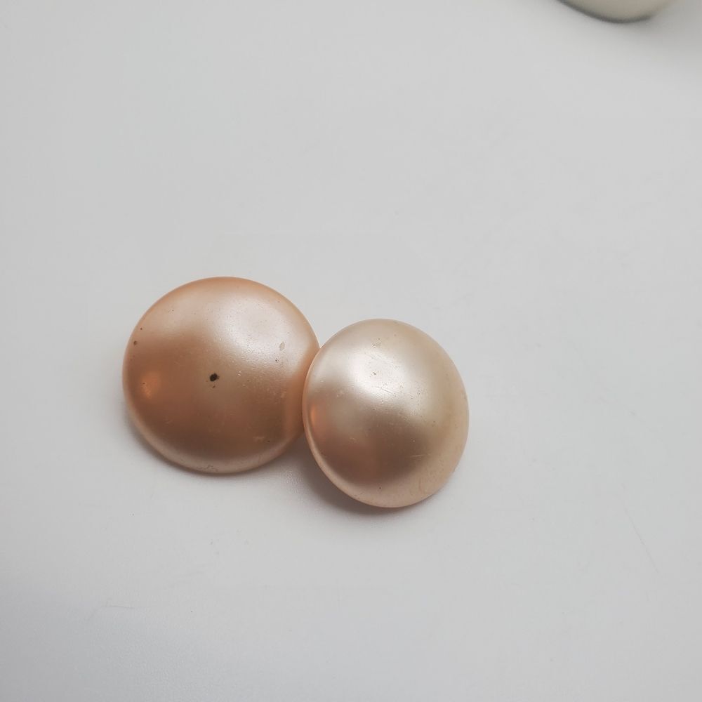 Round peach pearl (faux) clip on earrings estate vintage
